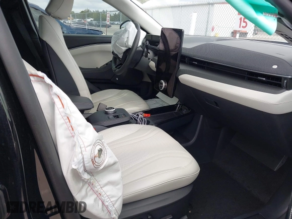 2024 Ford Mustang Mach-E Premium z VIN 3FMTK3R72RMA42779, wystawiony jako IAAI lot #42099121 z przebiegiem 1 791 mil mil oraz . Historia ofert i sprzedaży dostępna na DreamBid. Obrazek 5.