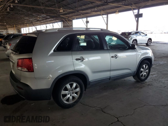 2013 Kia Sorento LX z VIN 5XYKT4A65DG333708, wystawiony jako Copart lot #59422375 z przebiegiem 118 326 mil mil oraz Czysty tytuł • Clean title. Historia ofert i sprzedaży dostępna na DreamBid. Obrazek 3.