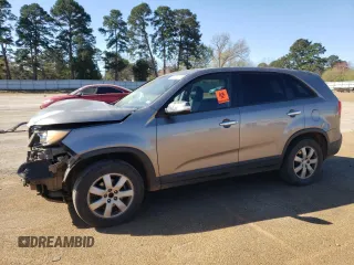 2012 Kia Sorento LX z VIN 5XYKT4A14CG203809, wystawiony jako Copart lot #49721785 z przebiegiem Nie podano mil oraz Szkoda całkowita • Salvage title. Historia ofert i sprzedaży dostępna na DreamBid. Obrazek 1.