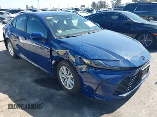 2025 Toyota Camry LE z VIN 4T1DAACK6SU056775, wystawiony jako IAAI lot #41558681 z przebiegiem 15 134 mil mil oraz . Historia ofert i sprzedaży dostępna na DreamBid. Obrazek 1.