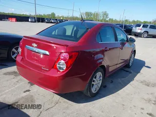 2014 Chevrolet Sonic LT z VIN 1G1JC5SH8E4153469, wystawiony jako IAAI lot #42181776 z przebiegiem 80 435 mil mil oraz . Historia ofert i sprzedaży dostępna na DreamBid. Obrazek 4.