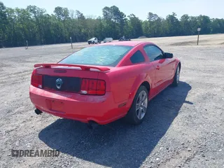 2008 Ford Mustang GT Deluxe z VIN 1ZVHT82H285184963, wystawiony jako IAAI lot #42479534 z przebiegiem 164 349 mil mil oraz . Historia ofert i sprzedaży dostępna na DreamBid. Obrazek 4.