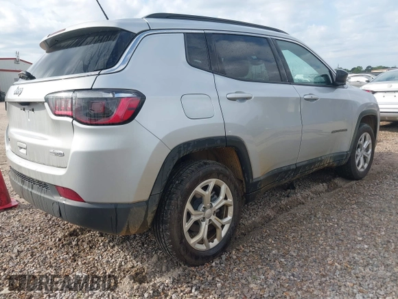 2024 Jeep Compass Latitude with VIN 3C4NJDBN9RT118616, listed as a IAAI auction lot 42030101 with 34,073 mi miles. Bid and sale history available at carsss.com. Image 4.