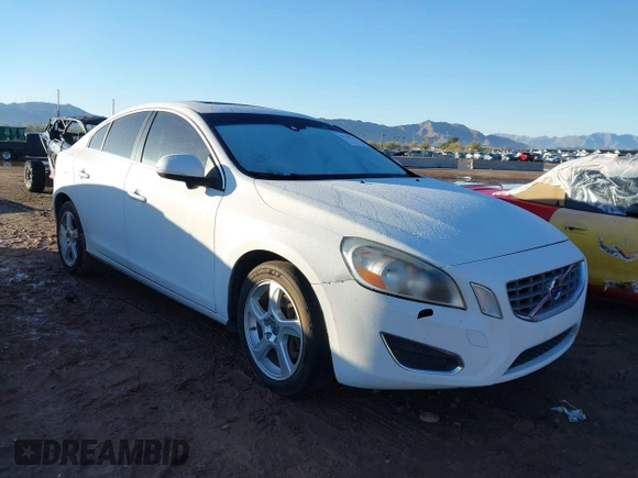 2013 Volvo S60 T5 Premier z VIN YV1612FS8D2207610, wystawiony jako IAAI lot #41752739 z przebiegiem Nie podano mil oraz . Historia ofert i sprzedaży dostępna na DreamBid. Obrazek 1.
