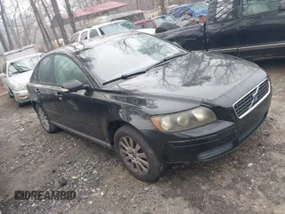 2005 Volvo S40 with VIN YV1MS382652083054, listed as a IAAI auction lot 41789649 with 171,824 mi miles. Bid and sale history available at carsss.com. Image 1.