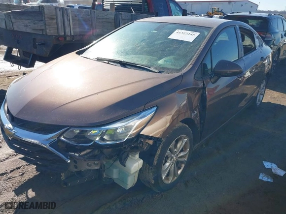 2019 Chevrolet Cruze LS with VIN 1G1BC5SM2K7128028, listed as a IAAI auction lot 41327245 with 189,122 mi miles. Bid and sale history available at carsss.com. Image 2.