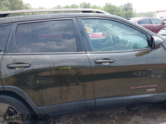 2016 Jeep Cherokee Latitude z VIN 1C4PJMCS3GW326575, wystawiony jako IAAI lot #42502217 z przebiegiem 76 805 mil mil oraz . Historia ofert i sprzedaży dostępna na DreamBid. Obrazek 13.