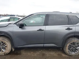 2023 Nissan Rogue S z VIN 5N1BT3AB5PC802677, wystawiony jako IAAI lot #41897255 z przebiegiem 62 794 mil mil oraz . Historia ofert i sprzedaży dostępna na DreamBid. Obrazek 14.