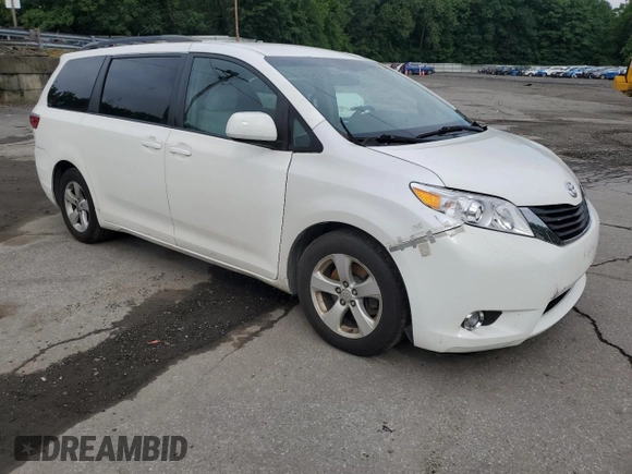 2015 Toyota Sienna LE AAS z VIN 5TDKK3DCXFS590626, wystawiony jako Copart lot #63081115 z przebiegiem 144 933 mil mil oraz Szkoda całkowita • Salvage title. Historia ofert i sprzedaży dostępna na DreamBid. Obrazek 4.