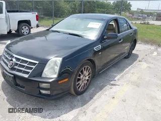 2008 Cadillac STS RWD z VIN 1G6DW67V080113935, wystawiony jako IAAI lot #42093130 z przebiegiem 223 508 mil mil oraz . Historia ofert i sprzedaży dostępna na DreamBid. Obrazek 2.