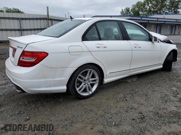 2013 Mercedes-Benz C 300 Sport z VIN WDDGF8AB3DR257916, wystawiony jako Copart lot #58555775 z przebiegiem Nie podano mil oraz Szkoda całkowita • Salvage title. Historia ofert i sprzedaży dostępna na DreamBid. Obrazek 3.