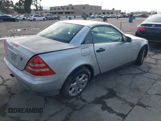 1998 Mercedes-Benz SLK 230/320 z VIN WDBKK47F1WF046560, wystawiony jako IAAI lot #41831678 z przebiegiem 179 494 mil mil oraz . Historia ofert i sprzedaży dostępna na DreamBid. Obrazek 4.