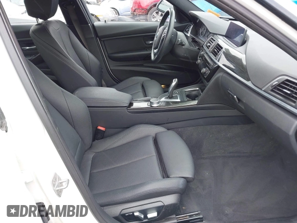 2018 BMW 3 Series 320i xDrive z VIN WBA8E5G5XJNU47665, wystawiony jako IAAI lot #42332838 z przebiegiem 97 821 mil mil oraz . Historia ofert i sprzedaży dostępna na DreamBid. Obrazek 5.