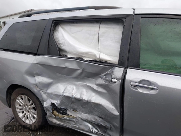 2017 Toyota Sienna XLE Auto Access Seat with VIN 5TDYZ3DCXHS888196, listed as a IAAI auction lot 41730418 with 131,201 mi miles. Bid and sale history available at carsss.com. Image 6.