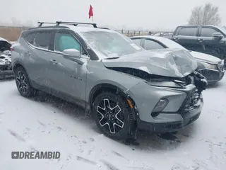 2023 Chevrolet Blazer RS z VIN 3GNKBKRS0PS135914, wystawiony jako IAAI lot #41570688 z przebiegiem 37 090 mil mil oraz . Historia ofert i sprzedaży dostępna na DreamBid. Obrazek 1.