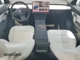2022 Tesla Model Y Long Range z VIN 7SAYGDEE4NF426893, wystawiony jako Copart lot #55809275 z przebiegiem 16 083 mil mil oraz Szkoda całkowita • Salvage title. Historia ofert i sprzedaży dostępna na DreamBid. Obrazek 8.