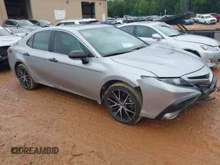 2022 Toyota Camry SE z VIN 4T1S11AK3NU666177, wystawiony jako IAAI lot #42359059 z przebiegiem 44 228 mil mil oraz . Historia ofert i sprzedaży dostępna na DreamBid. Obrazek 1.