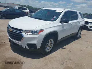 2020 Chevrolet Traverse LS z VIN 1GNERFKW0LJ144119, wystawiony jako IAAI lot #42561910 z przebiegiem 136 035 mil mil oraz . Historia ofert i sprzedaży dostępna na DreamBid. Obrazek 2.