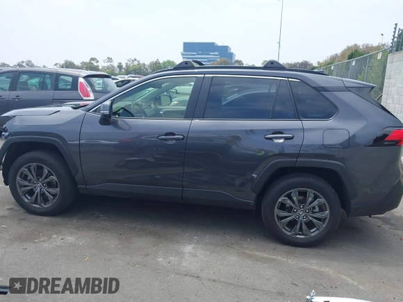 2024 Toyota RAV4 Hybrid XLE Premium z VIN JTMB6RFV5RJ059437, wystawiony jako IAAI lot #42485203 z przebiegiem 4 200 mil mil oraz . Historia ofert i sprzedaży dostępna na DreamBid. Obrazek 15.