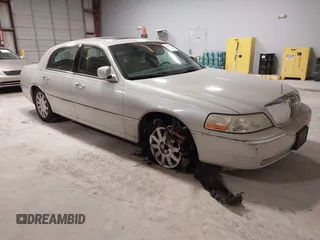 2007 Lincoln Town Car Signature Limited z VIN 1LNHM82W97Y638603, wystawiony jako IAAI lot #41620885 z przebiegiem Nie podano mil oraz . Historia ofert i sprzedaży dostępna na DreamBid. Obrazek 1.