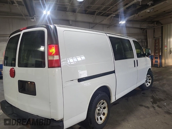 2014 Chevrolet Express Cargo z VIN 1GCSGAFXXE1162573, wystawiony jako IAAI lot #42547277 z przebiegiem 230 224 mil mil oraz . Historia ofert i sprzedaży dostępna na DreamBid. Obrazek 48.
