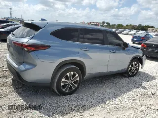2024 Toyota Highlander LE z VIN 5TDKDRAHXRS529455, wystawiony jako Copart lot #54814165 z przebiegiem 15 653 mil mil oraz Szkoda całkowita • Salvage title. Historia ofert i sprzedaży dostępna na DreamBid. Obrazek 3.