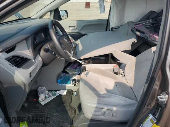 2020 Toyota Sienna LE z VIN 5TDJZ3DC3LS234165, wystawiony jako Copart lot #62364964 z przebiegiem 56 946 mil mil oraz Szkoda całkowita • Salvage title. Historia ofert i sprzedaży dostępna na DreamBid. Obrazek 7.