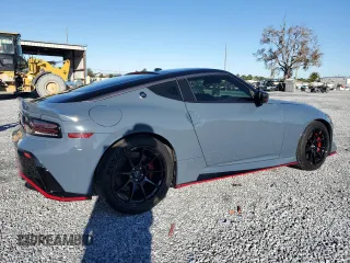 2024 Nissan Z Nismo с VIN JN1BZ4CH0RM360854, выставлен на аукционе Copart как лот 45712705 с пробегом 24 237 миль миль и Списание • Salvage title. История ставок и продаж доступна на DreamBid. Изображение 3.