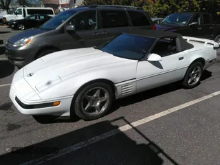 1991 Chevrolet Corvette z VIN 1G1YY338XM5114135, wystawiony jako IAAI lot #41889158 z przebiegiem 122 194 mil mil oraz . Historia ofert i sprzedaży dostępna na DreamBid. Obrazek 2.