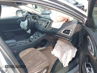 2015 Chrysler 200 Limited z VIN 1C3CCCAB5FN545827, wystawiony jako IAAI lot #42370385 z przebiegiem 134 318 mil mil oraz . Historia ofert i sprzedaży dostępna na DreamBid. Obrazek 5.