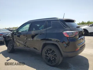2022 Jeep Compass Latitude z VIN 3C4NJCBB6NT187791, wystawiony jako Copart lot #61102685 z przebiegiem 18 281 mil mil oraz Szkoda całkowita • Salvage title. Historia ofert i sprzedaży dostępna na DreamBid. Obrazek 2.