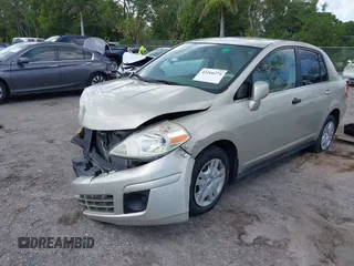 2007 Nissan Versa SL z VIN 3N1BC11E97L410876, wystawiony jako IAAI lot #42266271 z przebiegiem 145 571 mil mil oraz . Historia ofert i sprzedaży dostępna na DreamBid. Obrazek 13.