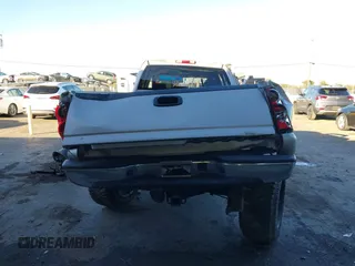 2006 Chevrolet Silverado 3500 SRW Wrk Trk with VIN 1GCHK33D46F268861, listed as a IAAI auction lot 41518243 with 117,900 mi miles. Bid and sale history available at carsss.com. Image 17.