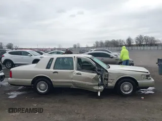 1997 Lincoln Town Car Signature z VIN 1LNLM82W8VY759792, wystawiony jako IAAI lot #41730026 z przebiegiem 60 198 mil mil oraz . Historia ofert i sprzedaży dostępna na DreamBid. Obrazek 13.