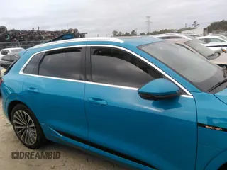 2019 Audi e-tron Prestige с VIN WA1VAAGE0KB007669, выставлен на аукционе IAAI как лот 40253514 с пробегом 45 177 миль миль и . История ставок и продаж доступна на DreamBid. Изображение 13.