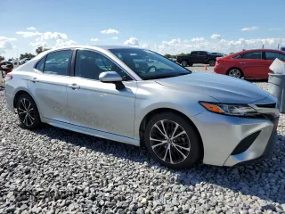 2018 Toyota Camry LE z VIN 4T1B11HK4JU053856, wystawiony jako Copart lot #61017095 z przebiegiem 134 977 mil mil oraz Szkoda całkowita • Salvage title. Historia ofert i sprzedaży dostępna na DreamBid. Obrazek 4.