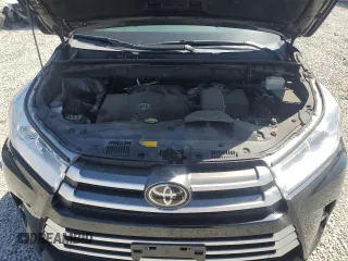 2017 Toyota Highlander XLE z VIN 5TDJZRFH8HS411635, wystawiony jako Copart lot #52080215 z przebiegiem 83 711 mil mil oraz Szkoda całkowita • Salvage title. Historia ofert i sprzedaży dostępna na DreamBid. Obrazek 12.