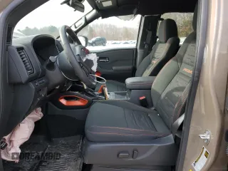 2024 Nissan Frontier Pro-4X с VIN 1N6ED1EKXRN621821, выставлен на аукционе Copart как лот 44488225 с пробегом 6 083 миль миль и Списание • Salvage title. История ставок и продаж доступна на DreamBid. Изображение 7.