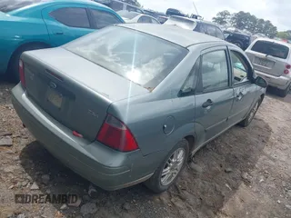 2005 Ford Focus S with VIN 1FAFP34N15W292541, listed as a IAAI auction lot 41970717 with 172,323 mi miles. Bid and sale history available at carsss.com. Image 4.