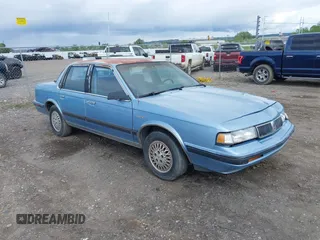 1991 Oldsmobile Cutlass Ciera z VIN 1G3AM54N3M6309525, wystawiony jako IAAI lot #42261904 z przebiegiem 121 774 mil mil oraz . Historia ofert i sprzedaży dostępna na DreamBid. Obrazek 1.