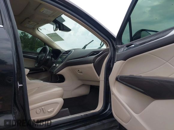 2019 Lincoln MKC Reserve with VIN 5LMTJ3DHXKUL21088, listed as a IAAI auction lot 42142205 with Not provided miles and . Bid and sale history available at DreamBid. Image 5.