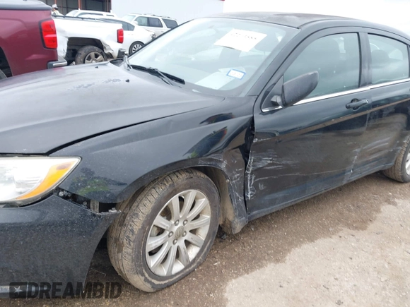2012 Chrysler 200 Touring z VIN 1C3CCBBB2CN331074, wystawiony jako IAAI lot #42203585 z przebiegiem 176 766 mil mil oraz . Historia ofert i sprzedaży dostępna na DreamBid. Obrazek 6.