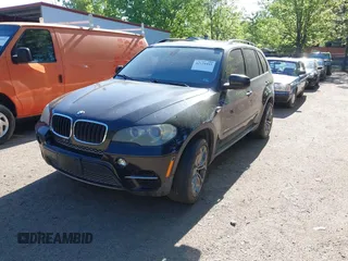 2012 BMW X5 35i z VIN 5UXZV4C5XCL744343, wystawiony jako IAAI lot #42134441 z przebiegiem 136 984 mil mil oraz . Historia ofert i sprzedaży dostępna na DreamBid. Obrazek 2.