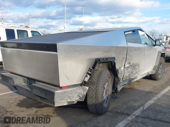 2024 Tesla Cybertruck с VIN 7G2CEHEDXRA026834, выставлен на аукционе IAAI как лот 41448419 с пробегом 2 938 миль миль и . История ставок и продаж доступна на DreamBid. Изображение 4.
