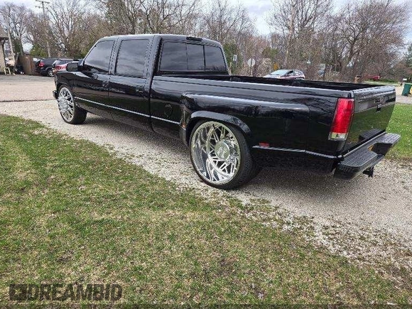 1997 GMC Sierra 3500 z VIN 1GTHC33J5VF005375, wystawiony jako IAAI lot #42298688 z przebiegiem 188 825 mil mil oraz . Historia ofert i sprzedaży dostępna na DreamBid. Obrazek 3.