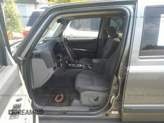 2007 Jeep Commander Sport z VIN 1J8HG48K67C685375, wystawiony jako IAAI lot #41677992 z przebiegiem 254 243 mil mil oraz . Historia ofert i sprzedaży dostępna na DreamBid. Obrazek 5.