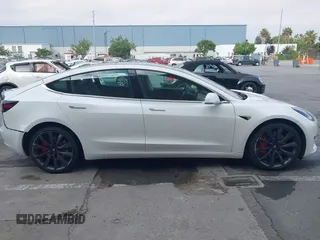 2020 Tesla Model 3 Performance z VIN 5YJ3E1EC9LF641242, wystawiony jako IAAI lot #42380146 z przebiegiem Nie podano mil oraz . Historia ofert i sprzedaży dostępna na DreamBid. Obrazek 14.
