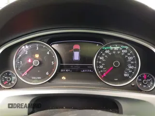 2011 Volkswagen Touareg Sport с VIN WVGFK9BP2BD001256, выставлен на аукционе IAAI как лот 41503097 с пробегом 201 301 миль миль и . История ставок и продаж доступна на DreamBid. Изображение 7.