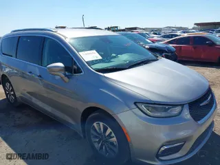 2021 Chrysler Pacifica Hybrid Touring L with VIN 2C4RC1L77MR581411, listed as a IAAI auction lot 41588299 with 30,233 mi miles. Bid and sale history available at carsss.com. Image 1.
