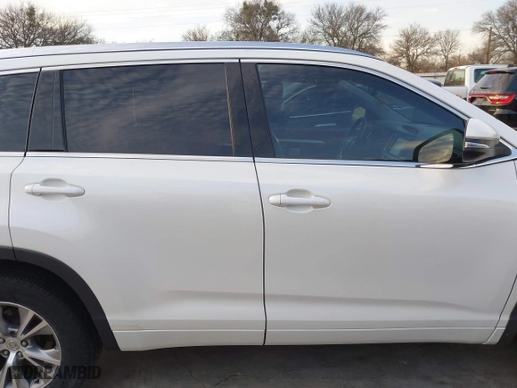 2014 Toyota Highlander XLE with VIN 5TDKKRFH3ES038170, listed as a IAAI auction lot 41740889 with 215,715 mi miles. Bid and sale history available at carsss.com. Image 14.